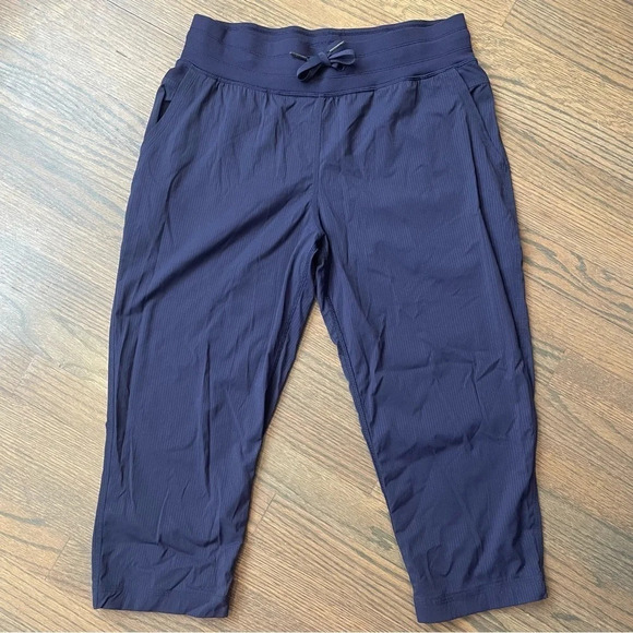 Lululemon Studio Crop II in Hero Blue size 8 - Picture 8 of 9